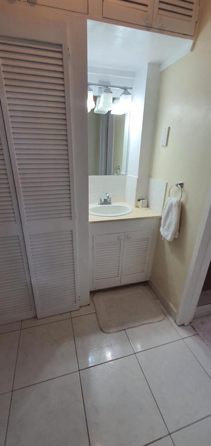 Hastings Towers 4D - Studio Apt Opp Beach Bridgetown Ngoại thất bức ảnh